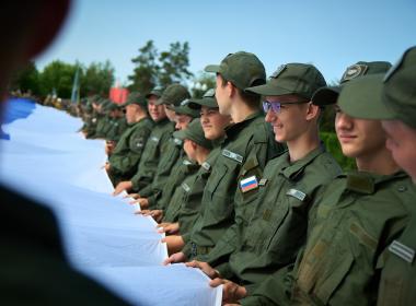 Стометровый флаг России развернули на Мамаевом кургане курсанты Центра «ВОИН»