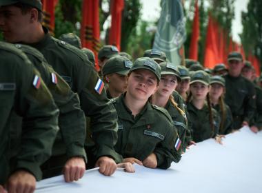 Стометровый флаг России развернули на Мамаевом кургане курсанты Центра «ВОИН»