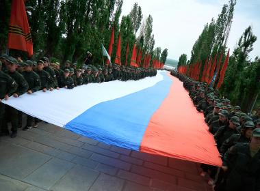 Стометровый флаг России развернули на Мамаевом кургане курсанты Центра «ВОИН»