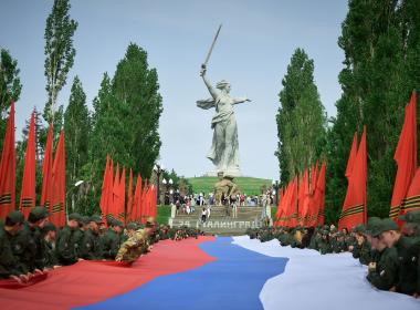 Стометровый флаг России развернули на Мамаевом кургане курсанты Центра «ВОИН»