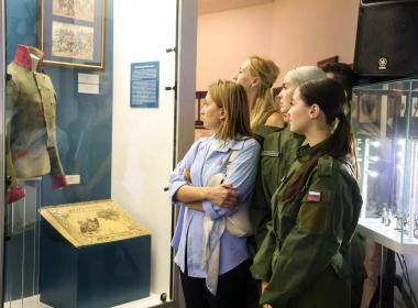 Инструктор и курсанты Центра «ВОИН» посетили выставку о Бородинском поле в Кузбассе.