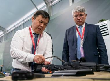 Глава Республики Бурятия лично оценил военно-спортивный городок Центра «ВОИН» на выставке «Улица Дальнего Востока».