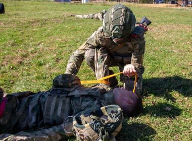 Инструктор Центра «ВОИН» из Кузбасса Алексей Бурлаков проводит занятия для курсантов Военного университета
