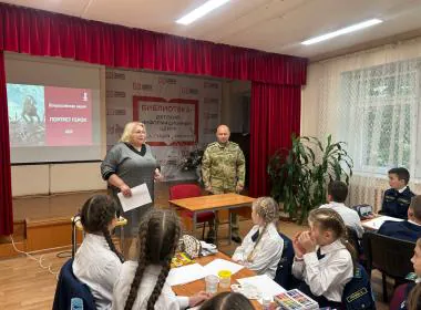 «Портрет героя»: кадеты нарисовали портрет инструктора Центра «ВОИН», участника СВО