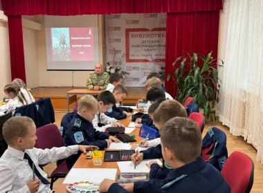 «Портрет героя»: кадеты нарисовали портрет инструктора Центра «ВОИН», участника СВО