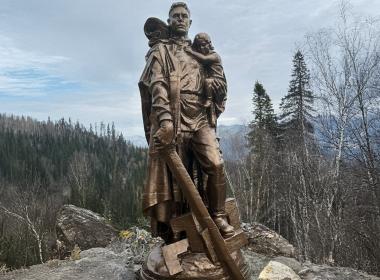 Кузбасский филиал Центра «ВОИН» установил памятник Воину-освободителю на вершине горы