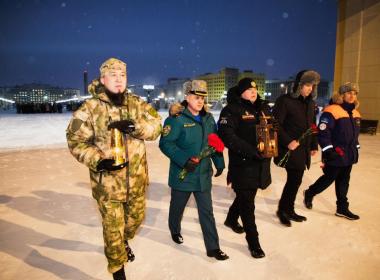 Символ единства и памяти: частица Вечного огня из Мурманска прибыла в Салехард