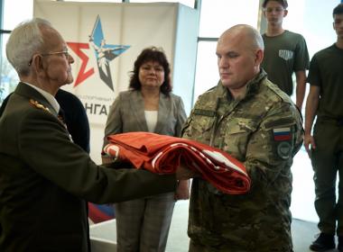 Ветеран передал Центру «ВОИН» Знамя Победы в День разгрома нацистов в Сталинградской битве