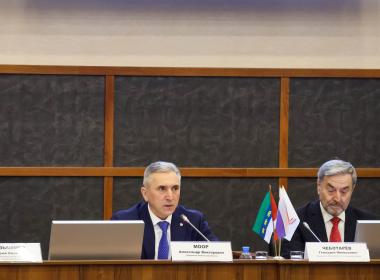 Курсанты представили губернатору Тюменской области экспозицию о подвигах Сибирских дивизий